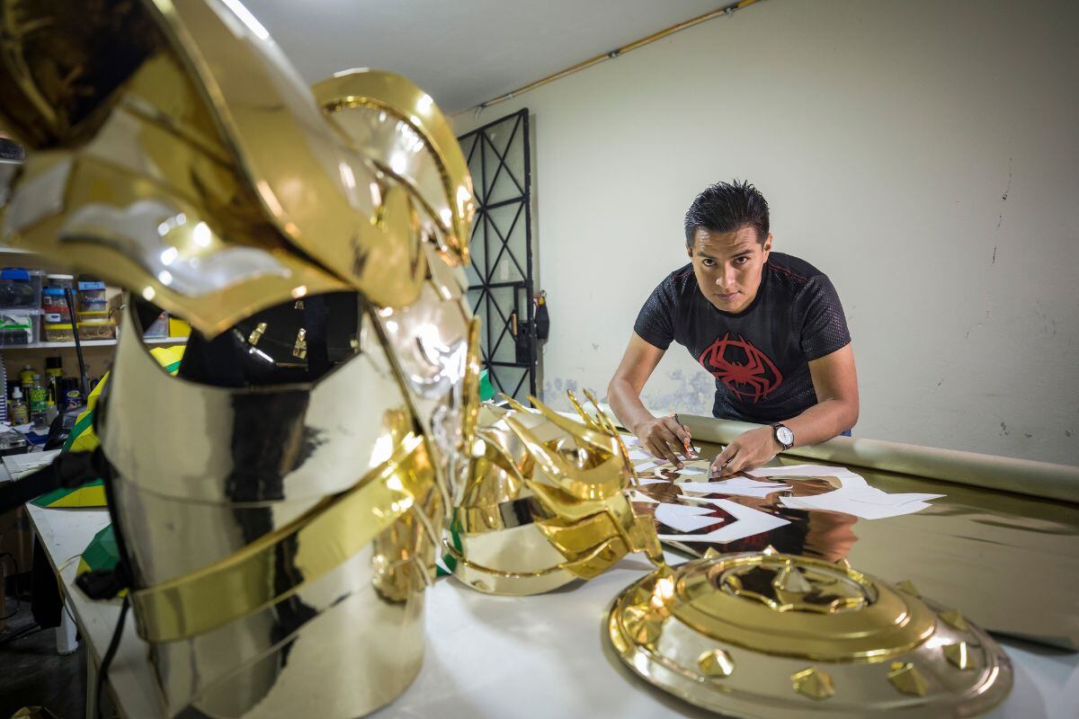 La primera armadura me tomó como un mes y medio, ahora la hago en cinco a seis días, depende de los detalles que tenga. Fotos: Joel Alonzo / Trome.