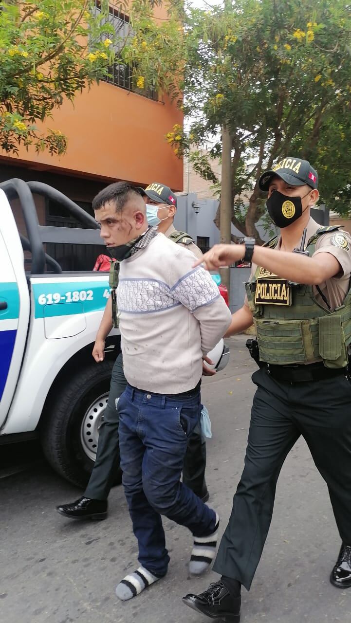 Dos presuntos delincuentes, que habrían robado un celular a una transeúnte, fueron atrapados en una persecución al chocar contra un auto.