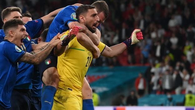 Donnarumma le atajó a Saka el penal decisivo que significó el triunfo de Italia. (Foto: AFP)
