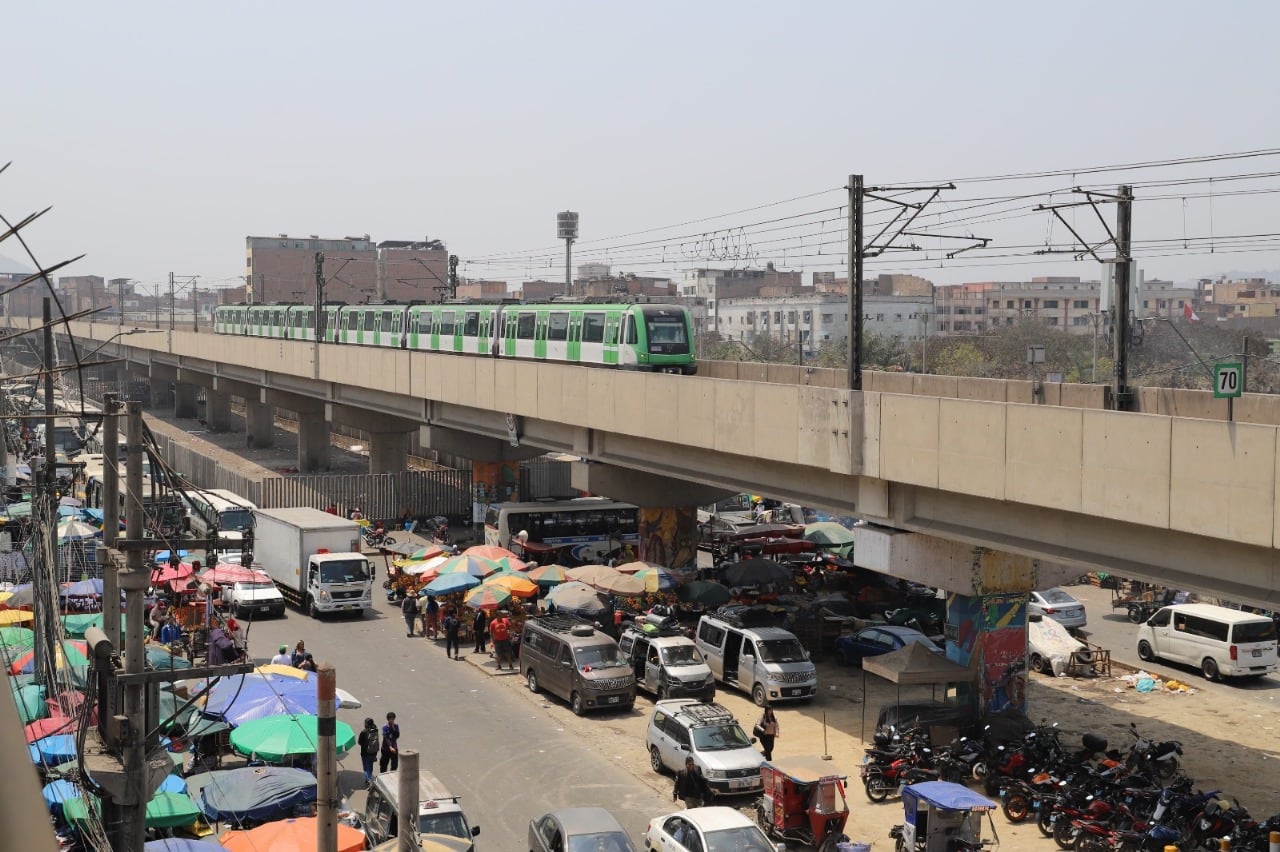 Así aparece hoy la zona del tren eléctrico por la zona de Gamarra, llena de ambulantes, caos en el tránsito y suciedad.
