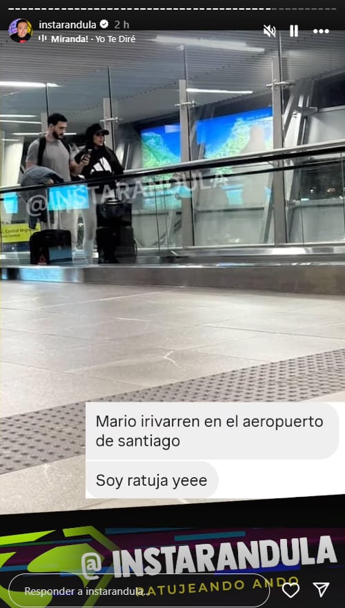 Mario Irivarren y Onelia Molina captados por las 'ratujas' en el aeropuerto de Santiago.
