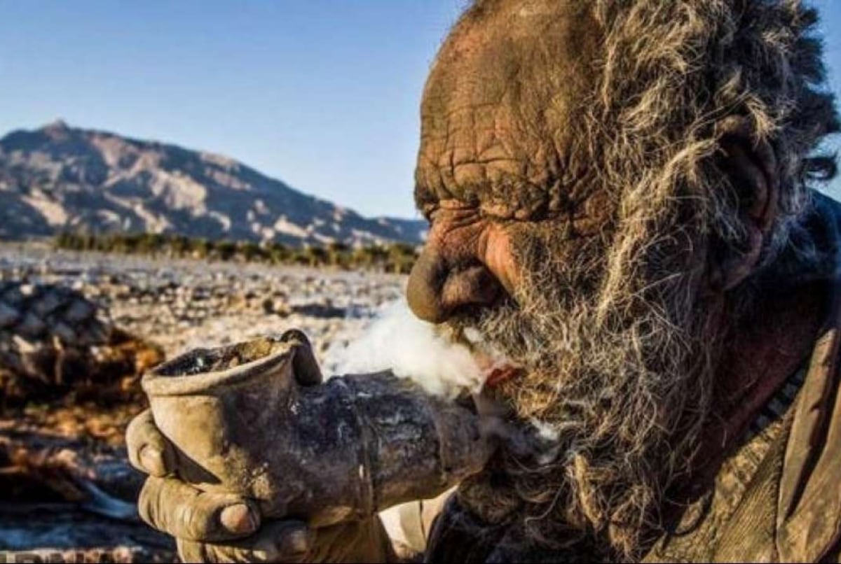 Amou Haji disfriuta fumando heces de animales. Foto: dnaindia