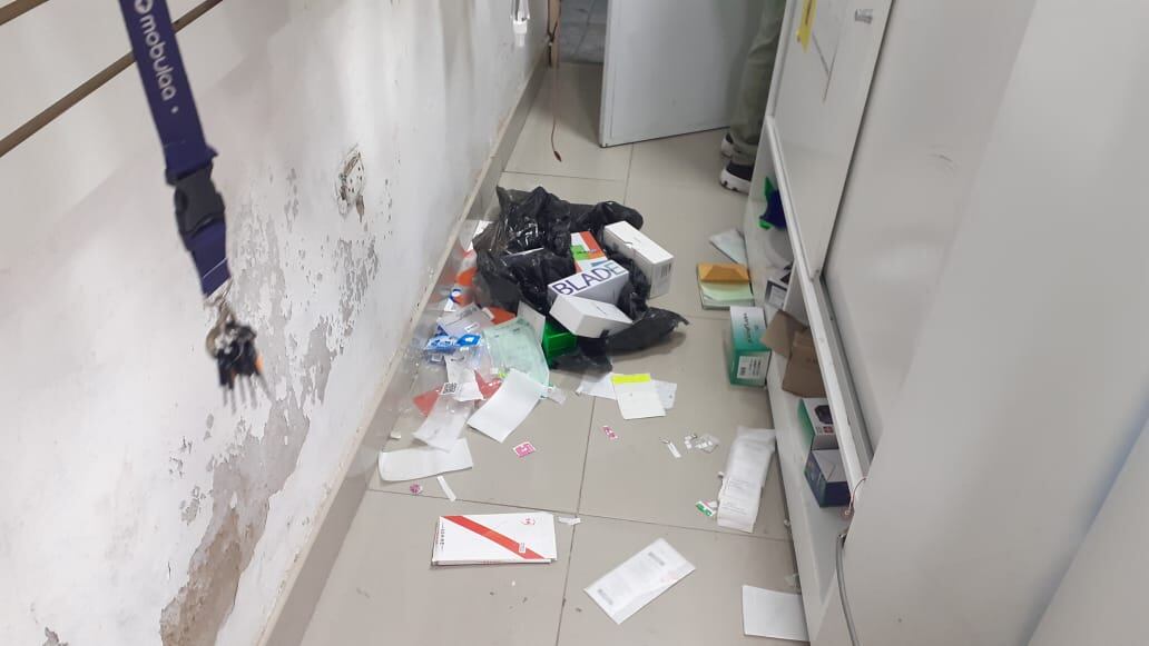 Los mismos delincuentes, que enfrentaron a martillazos a padre e hijo para robar en tienda de venta de celulares, regresan y cometen robo a parientes en negocio aledaño. (fotos: Mónica Rochabrum/Trome)