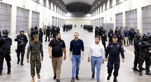 Megacárcel alberga a más de 12 mil delincuentes, todos identificados fácilmente por sus innumerables tatuajes y el pelo rapado.