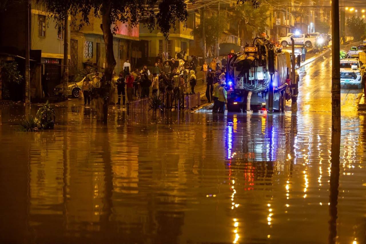 Calles inundadas por prolongada llovizna. (Foto: Fernando Sangama / @photo.gec)