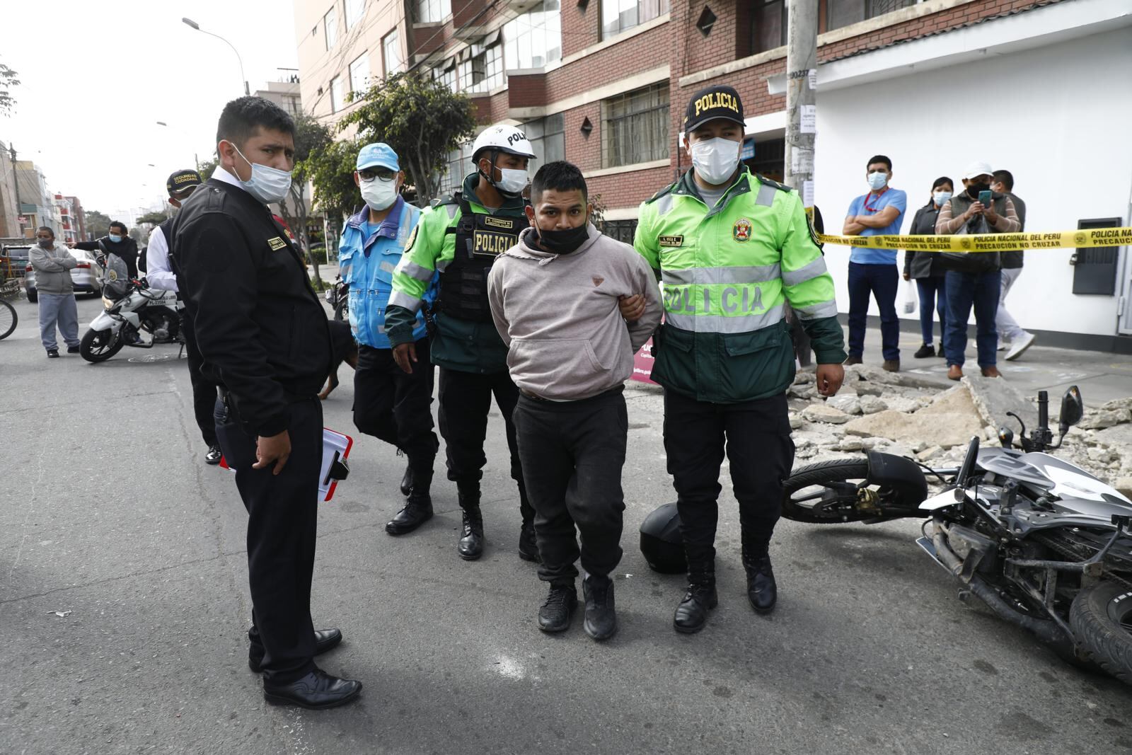 Fueron llevados al Depincri del distrito para las pesquisas. | Foto: Eduardo Cavero