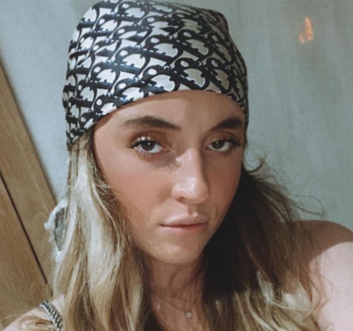 En esta fotografía mira atentamente a la cámara con un pañuelo sobre la cabeza (Foto: Regina Castro / Instagram)