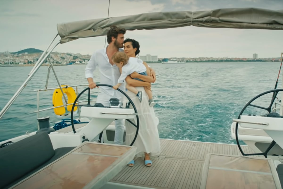 Los protagonistas y su hija al final de "Amor valiente" (Foto: Ay Yapım)