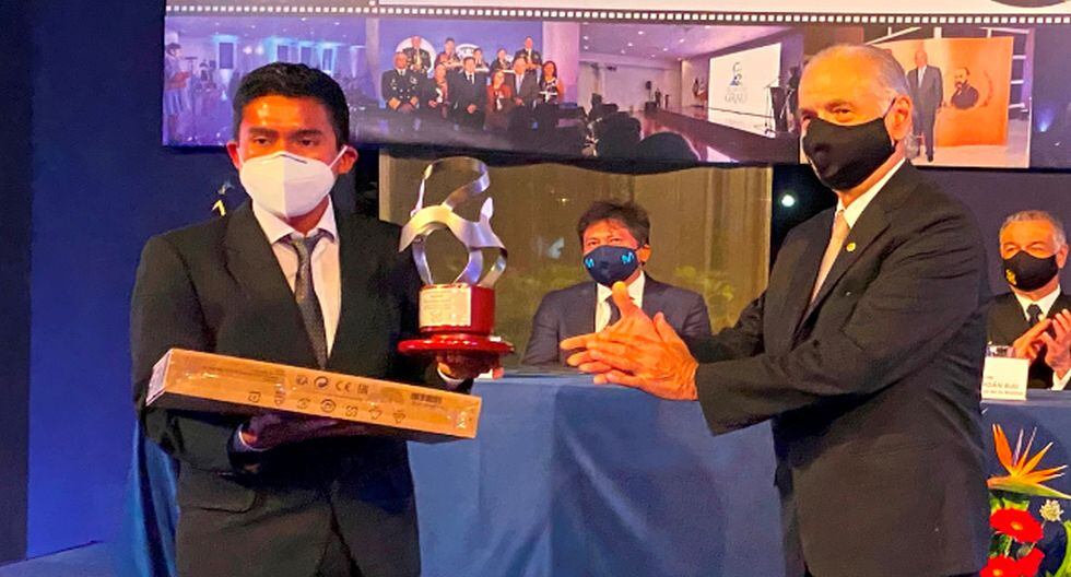 Julio Garay recibió premio por las galletas ‘Nutri Hierro’. (Difusión)