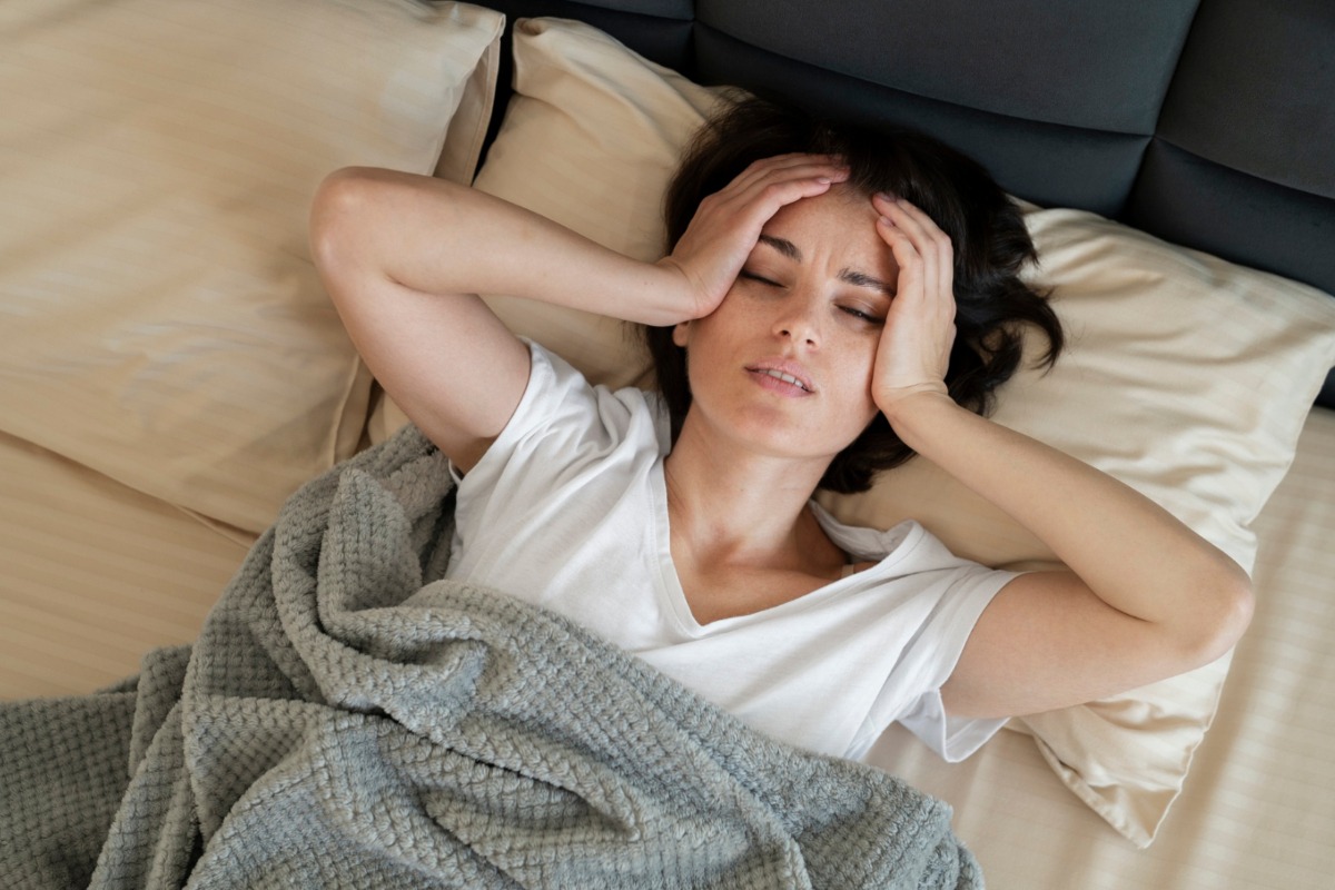 En tu dormitorio no debe haber televisores ni computadoras. Aleja el celular o dispositivos electrónicos una hora antes de dormir. Foto: Freepik.