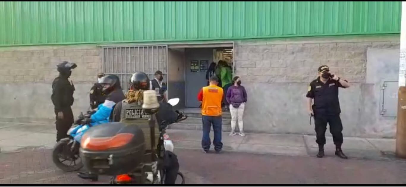 Serenos custodiaron el lugar para evitar saqueo en algunos de los locales comerciales.