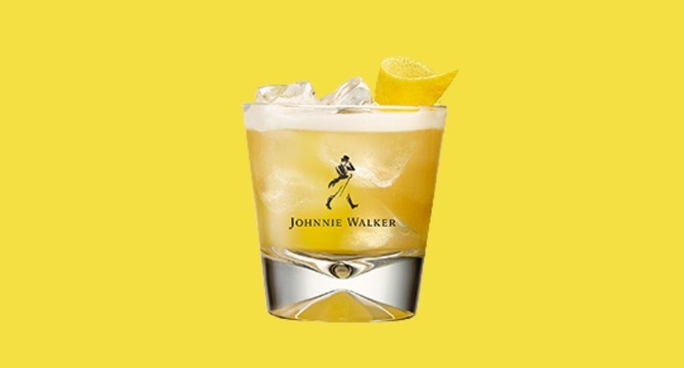 Disfruta de un whisky sour.