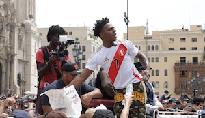 Gritan ¡Fuera Dina! en visita de Speed