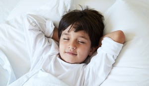 ¿Sufres en las mañanas? 4 buenas estrategias para motivar a tu hijo a levantarse temprano