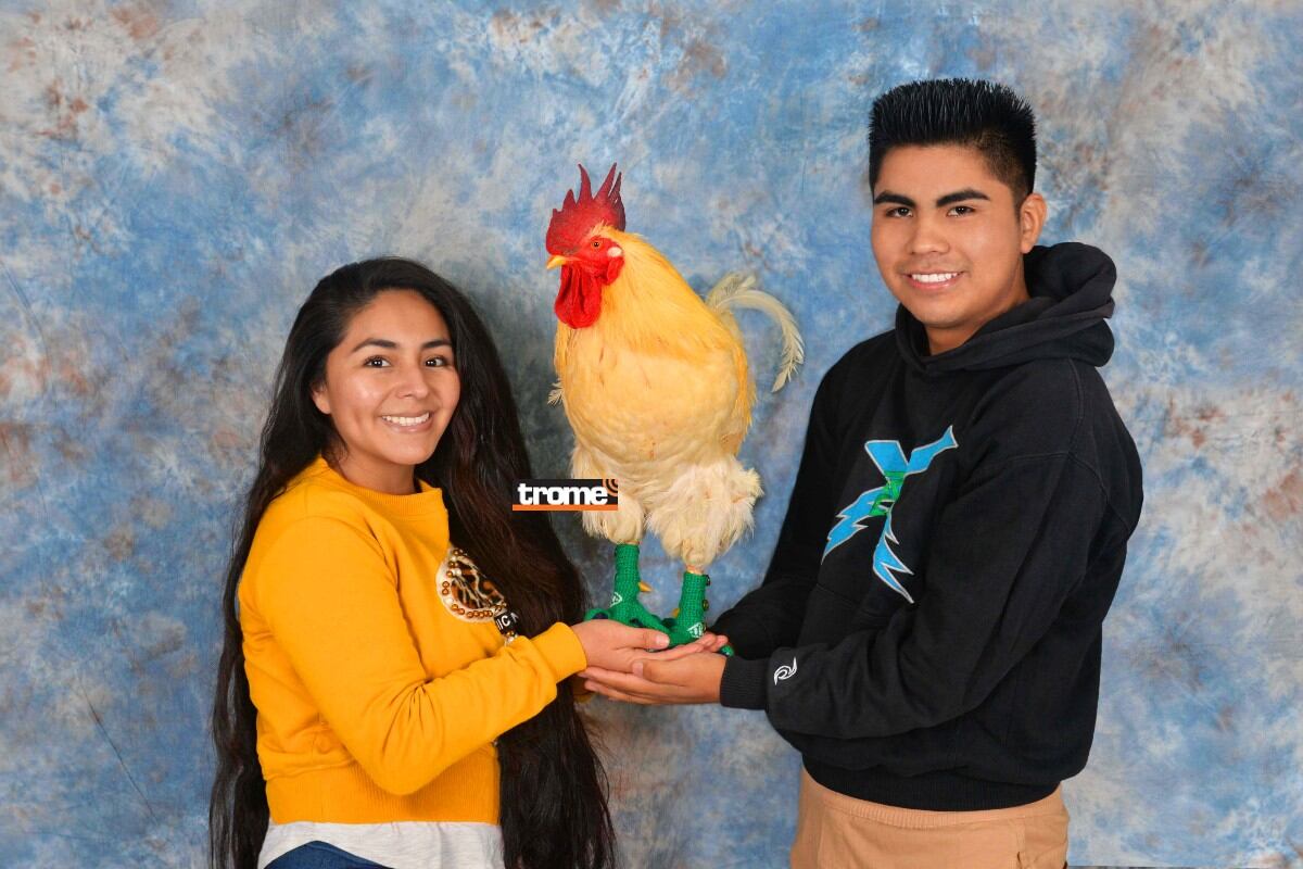 Gallito Lino luce sus botitas y es rey del TikTok. Vive con pareja de jóvenes y sabe dar abrazos. (Entrevista: Isabel Medina / Fotos: Trome / Compos. Gallo Lino)