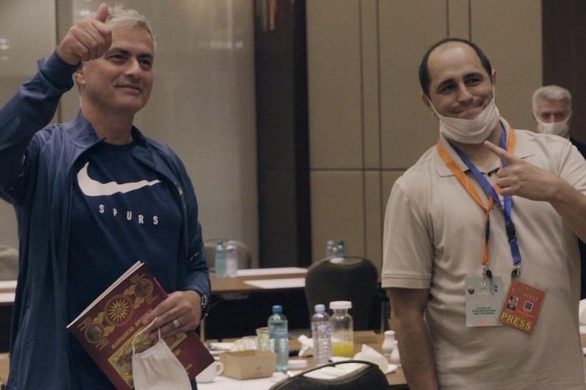 Mourinho no tuvo problemas en aceptar foto pedida por el periodista, que quería rendir homenaje a su padre.