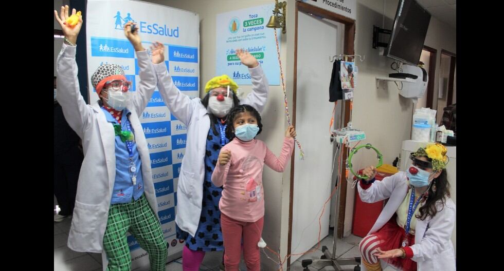 PayaSOS de Emergencia visitan a niños que reciben quimioterapia en el Hospital Sabogal y los ayudan a continuar su tratamiento. (EsSalud)