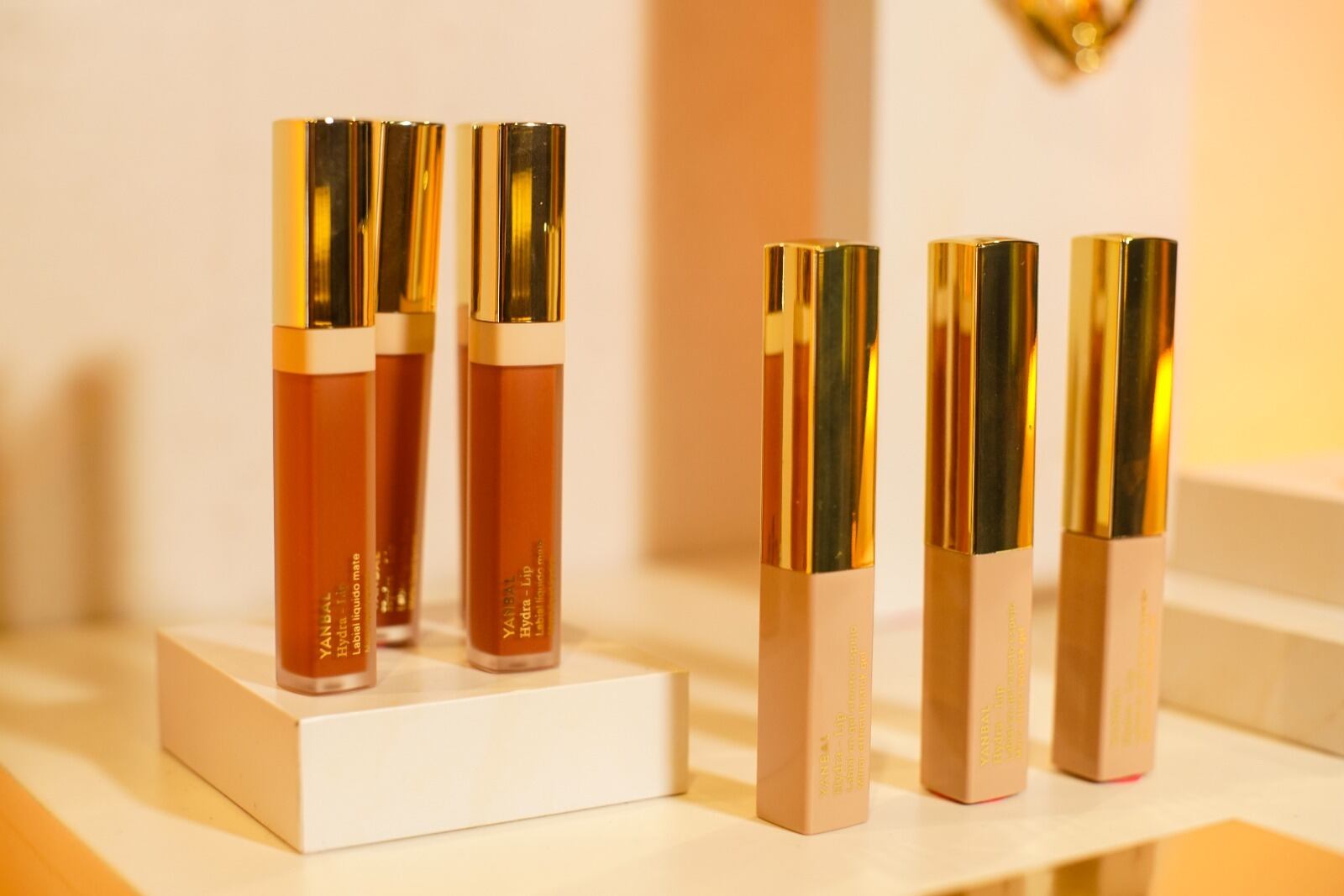 Un delineado de ojos definido y una sombra en tonos tierra. Esto realzará la elegancia y sofisticación del labial.