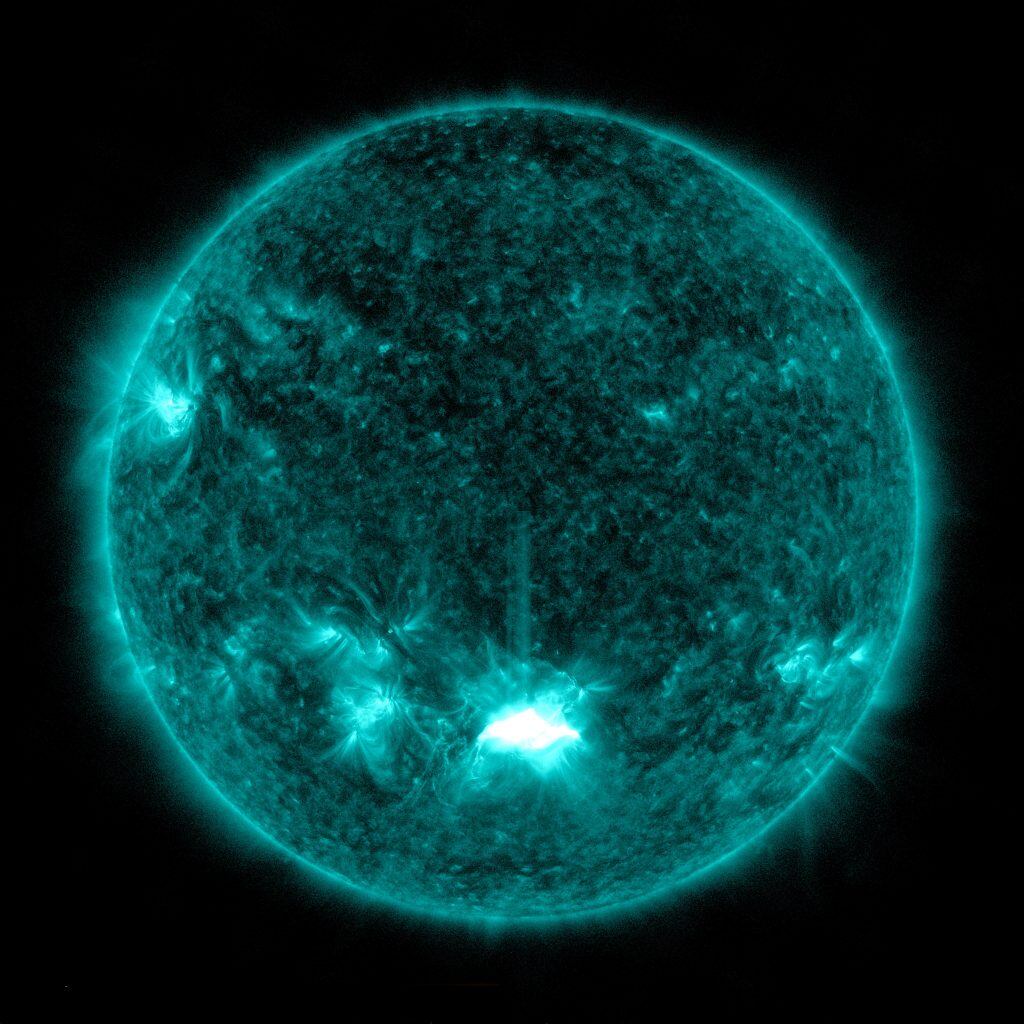 En el centro de la parte inferior se aprecia la llamarada solar del 28 de octubre - NASA/SDO