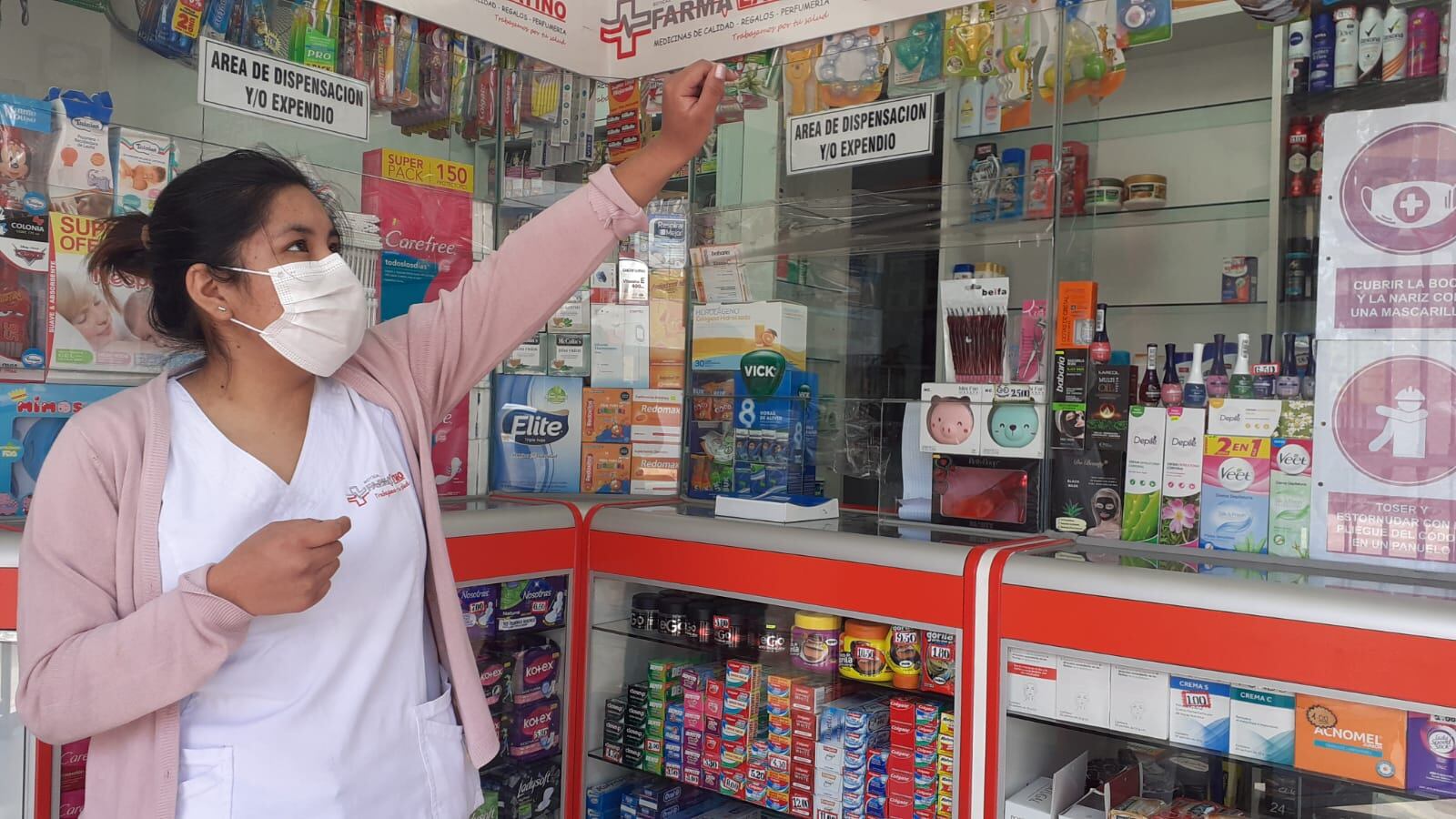 Delincuentes hacen forado para robar farmacia