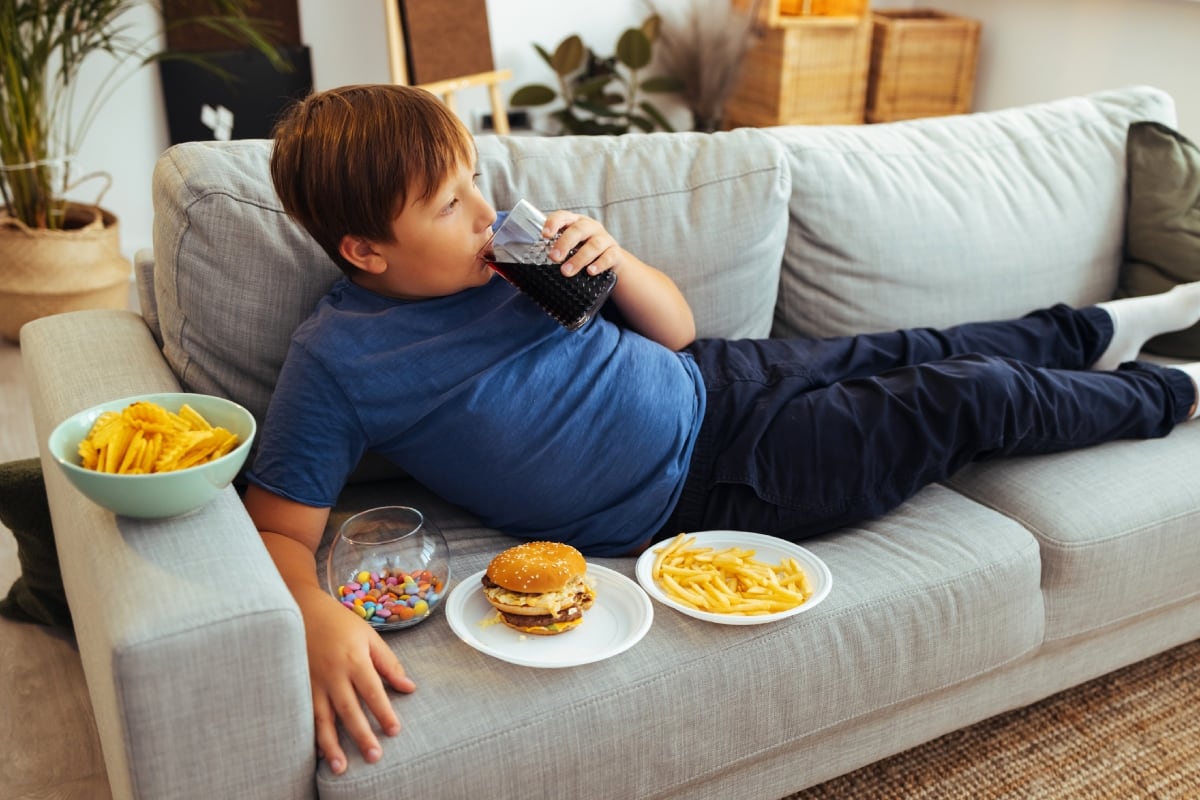 Mala alimentación, obesidad y antecedentes familiares son algunos factores que pueden influir en la hipertensión infantil. Foto: Istock.