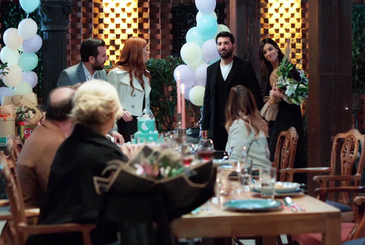 Aras y Asya llegarán de la mano a la fiesta de Bahar sorprendiendo a todos (Foto: Med Yapim)