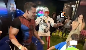 Christian Domínguez y Karla Tarazona bailan ‘el gusano’ en plena fiesta de ‘cumple’: “No podía faltar”