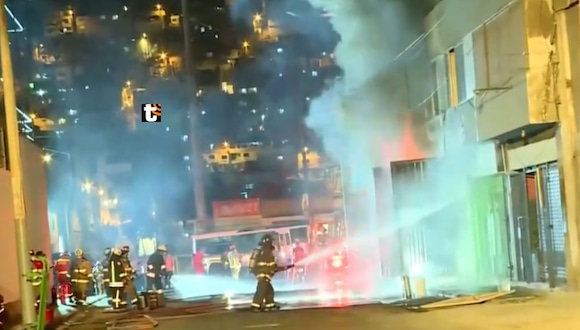 TROME - ¡Voraz incendio en San Luis! Más de 15 unidades de bomberos luchan contra el fuego en almacén