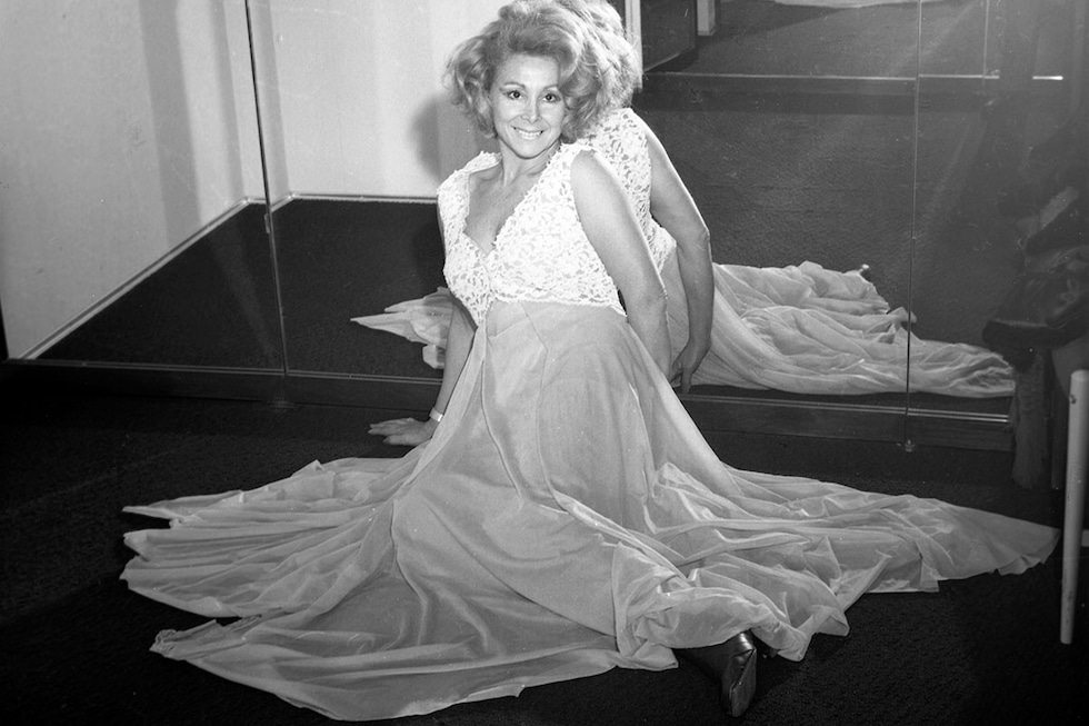 En los años 70 Linda Guzmán se afianzó como personaje referente de los programas del hogar y condujo espacios como “Ventana al Hogar” y “Buenas tardes familia” junto a Rosie Martin; y luego el noticiario-magazín “Mediodía” (1975). Vivió sus últimos años en Buenos Aires junto a su eterna pareja Héctor Roca y siempre recordando al Perú. Lamentablemente, la famosa presentadora de televisión, que acompañó a las familias peruanas en la década de los 70s, dejó de existir a la edad de 92 años, el 21 de octubre de 2015.
<div>
<a href="https://www.tiendaelcomercio.com/" target="_blank">
<img src=https://cloudfront-us-east-1.images.arcpublishing.com/elcomercio/XVX2QLAMXNGRFOZYJHTK2CI3HA.jpg width="100%">
</a>
</div>