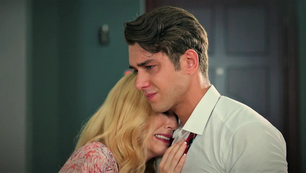 Doruk y Nebahat protagonizan una emotiva escena en la telenovela turca "Hermanos" (Foto: NG Medya)