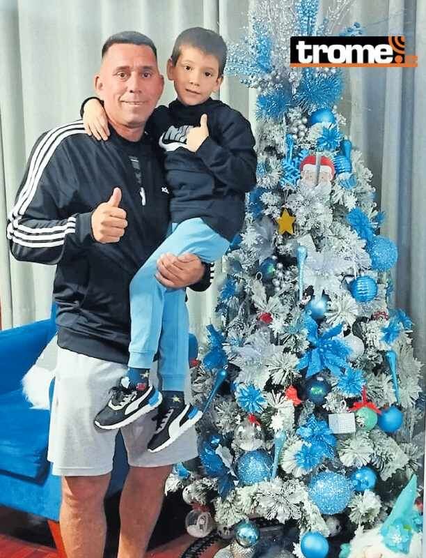 MIGUEL REBOSIO, ganador de la Copa del Rey con Zaragoza ante Real Madrid y subcampeón de la Copa Libertadores con Sporting Cristal, pasará la Navidad con su pequeño Alessandro y toda la familia. El ‘Conejo’ siempre engríe a su ‘conejito’ al lado del arbolito que juntos arman a la espera de las 12 campanadas y desean felices fiestas a todos los peruanos.