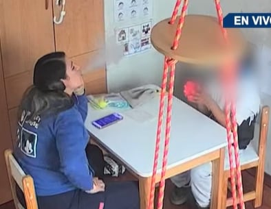 Psicóloga Pamela Almenara arrojó humo a niño con austimo