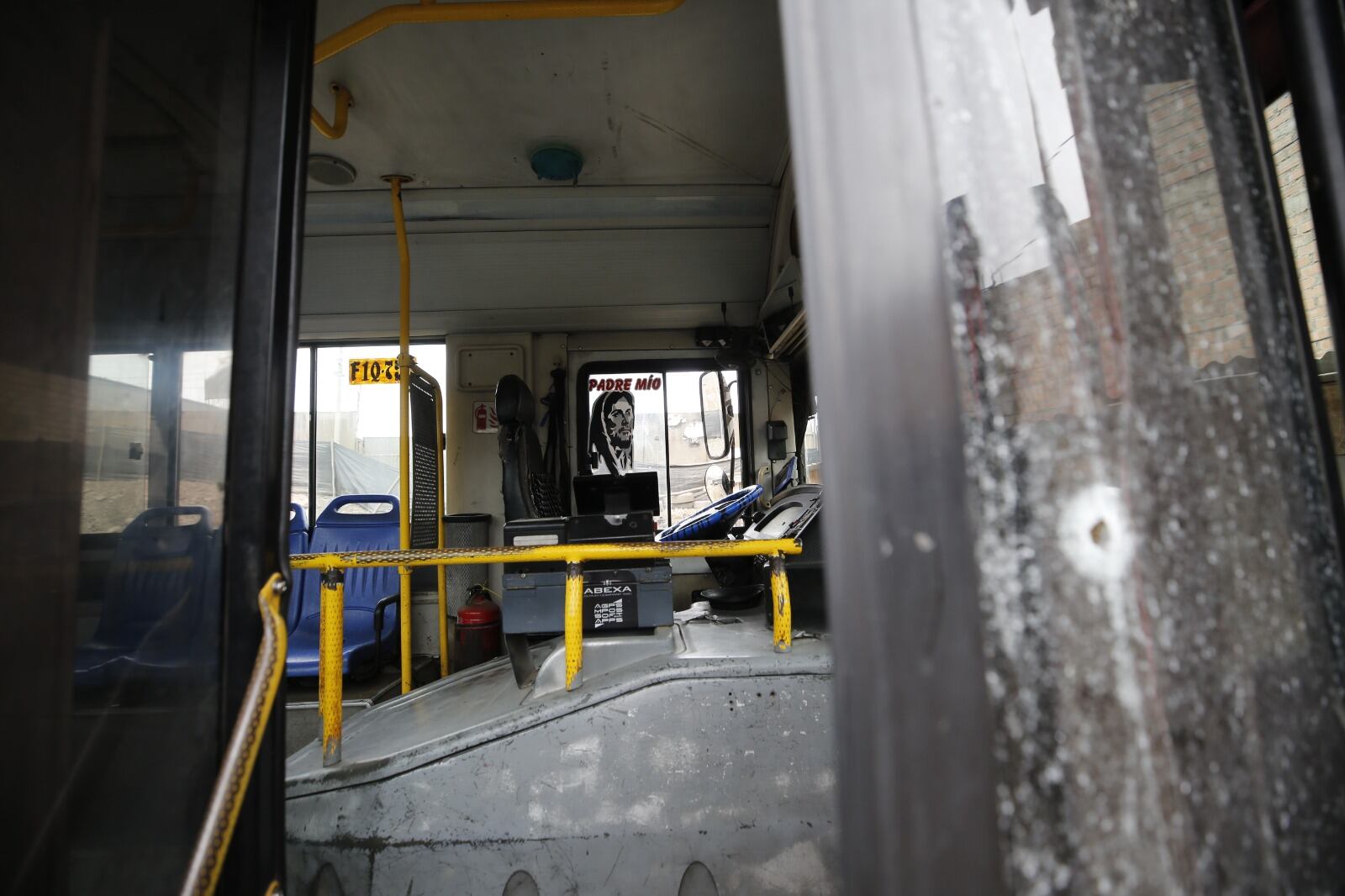 Antes de impactar en la caja de los pasajes, proyectil traspasó la puerta.