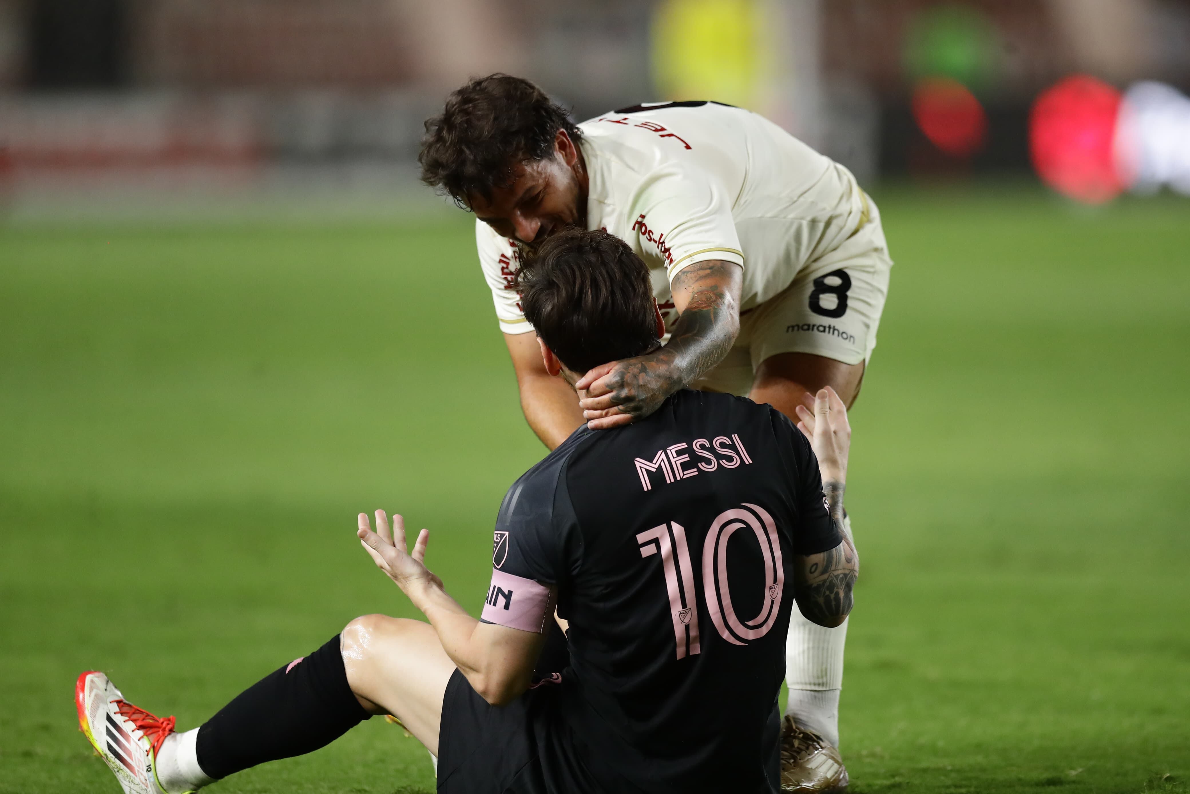 Messi en el momento que le reclama a Costa (Foto: GEC)