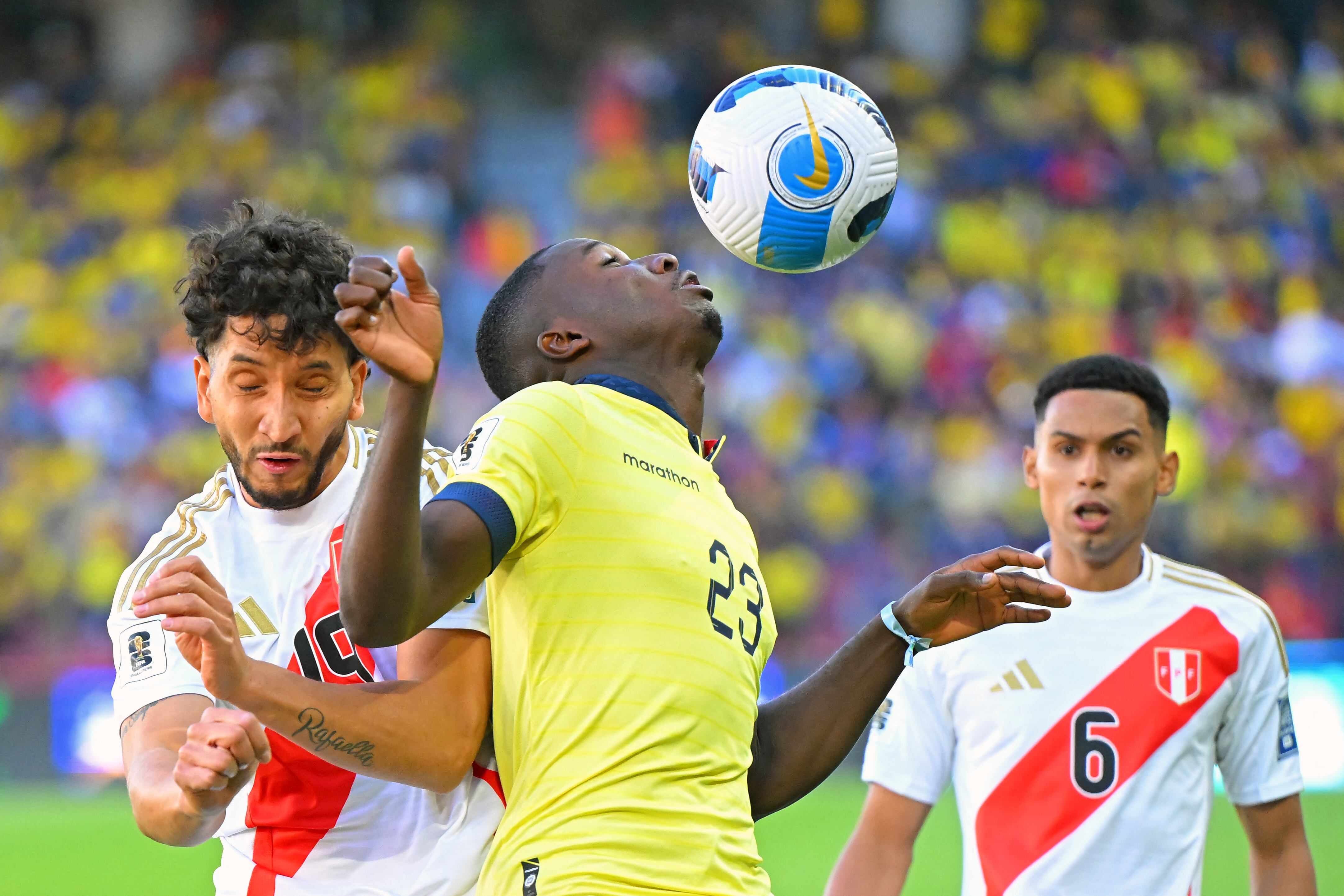 Ecuador's midfielder Moises Caicedo (C) and Peru's midfielder Jean Pierre Archimbaud (L) fight for the ball next to Peru's defender Marcos Lopez during the 2026 FIFA World Cup South American qualifiers football match between Ecuador and Peru, at the Rodrigo Paz Delgado stadium in Quito, on September 10, 2024. (Photo by Rodrigo BUENDIA / AFP)