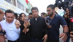 ¡En libertad! Diputado Julián Pérez salió de comisaría, pero seguirá bajo investigación por presunta agresión a su expareja
