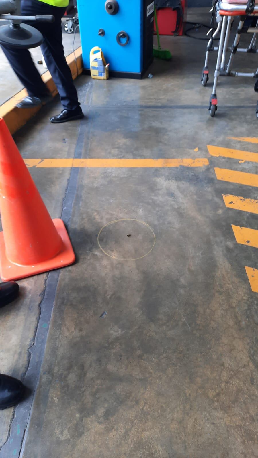 Una banda de ‘marcas’ persiguió a un empresario hasta un local comercial y le dispararon en la pierna izquierda para robarle su costosa cadena de oro.