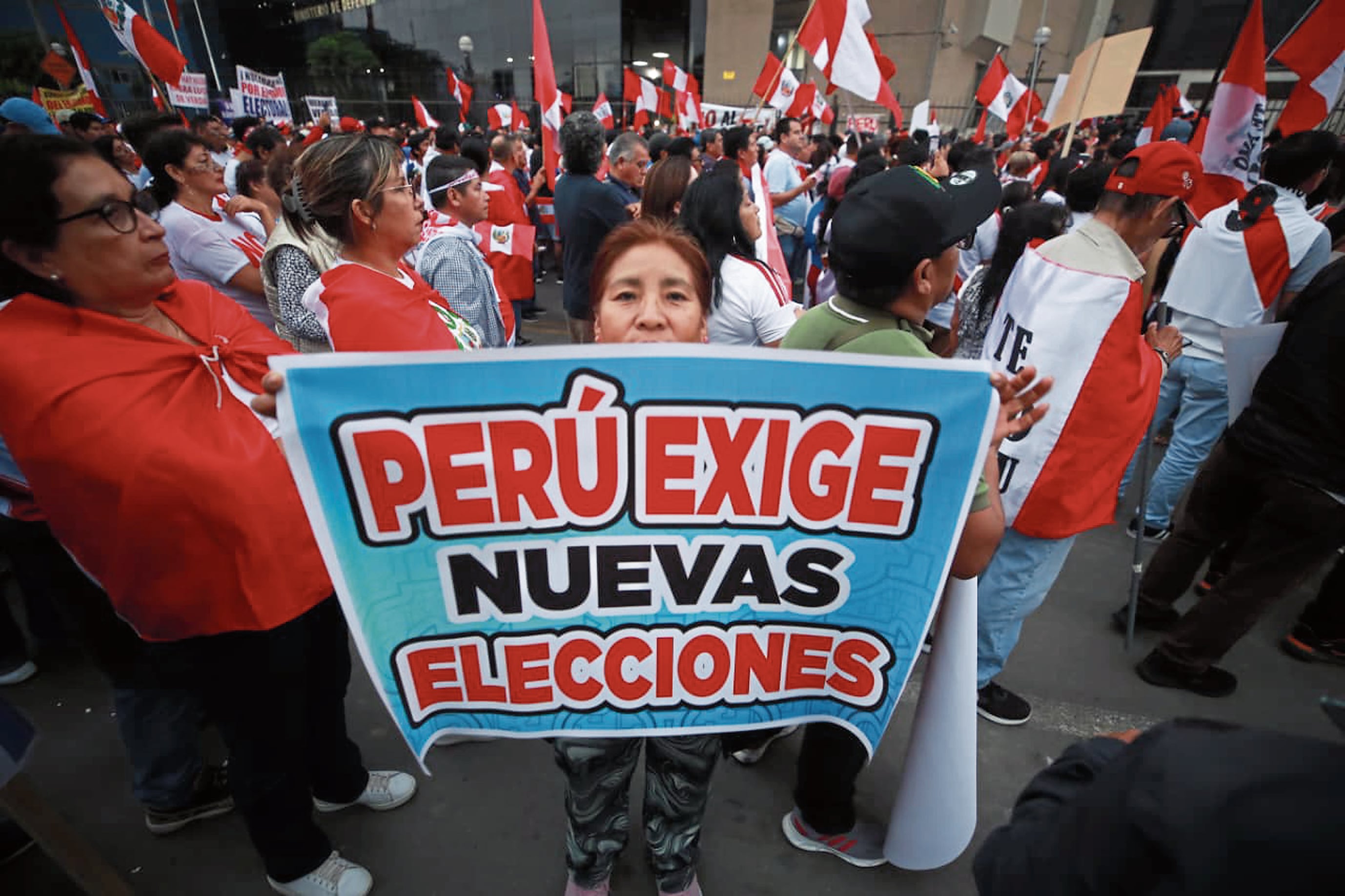Simpatizantes y votantes de Rafael López Aliaga marcharon, denunciado las irregularidades de la primera vuelta.