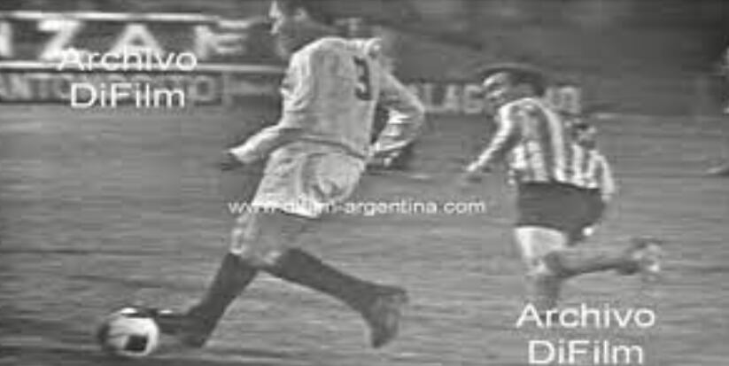 Universitario era dirigido por el 'Chueco' Marcos Calderón, quien mandó al campo a su equipo titular.