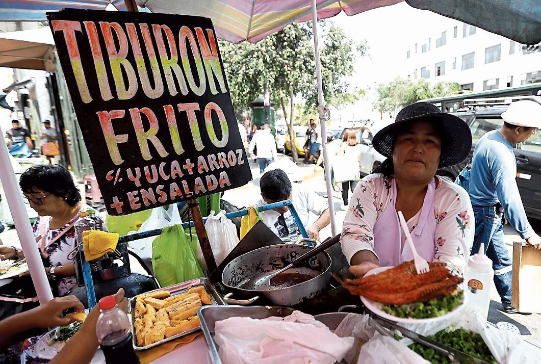 Florecía Quispe Guerra es quien prepara el delicioso 'Tiburón frito'. (Foto: Jesús Saucedo)