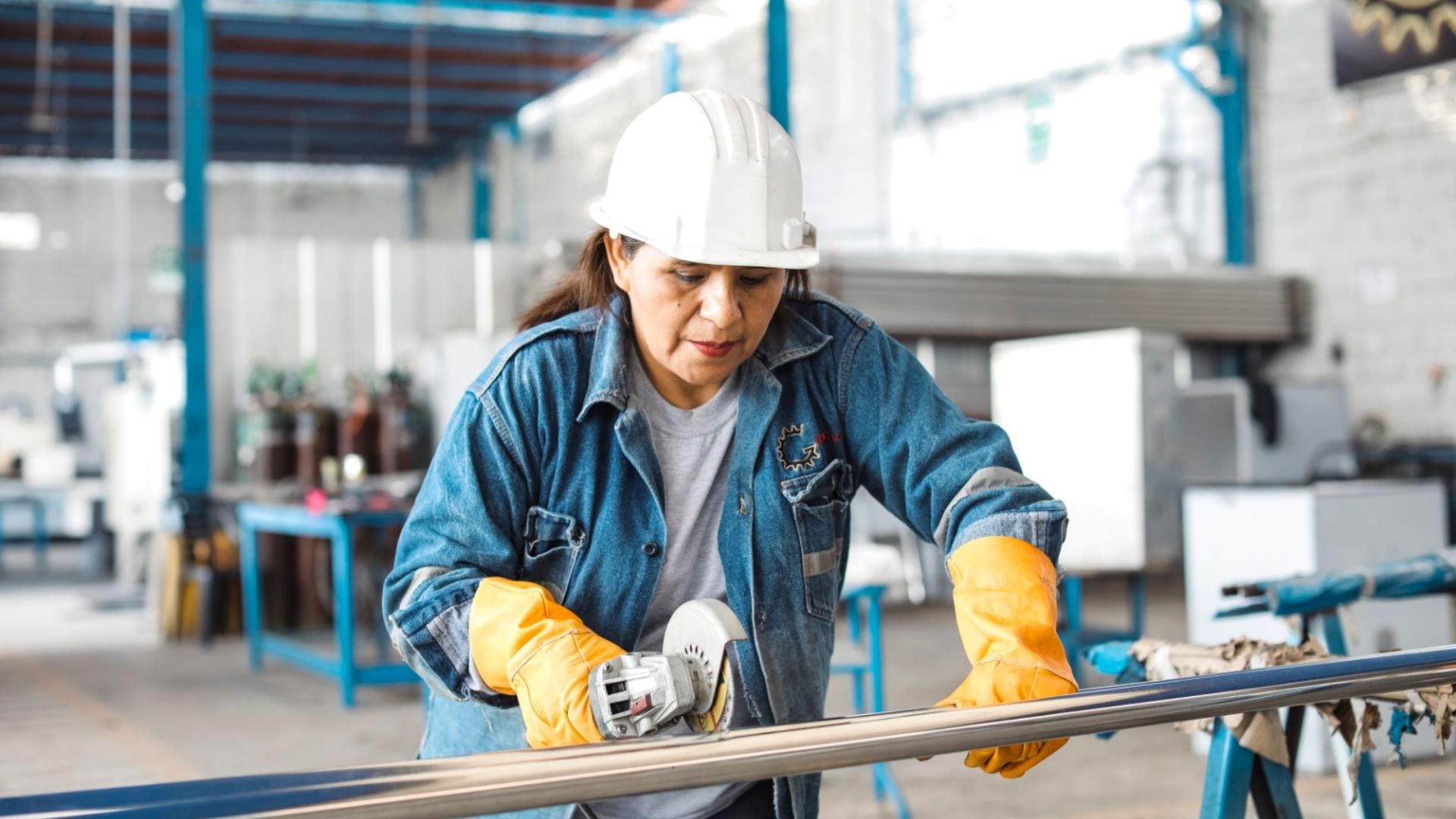 Mechita, como también la conocen sus amigos, trabaja en un taller de metalmecánica. Foto: Joel Alonzo