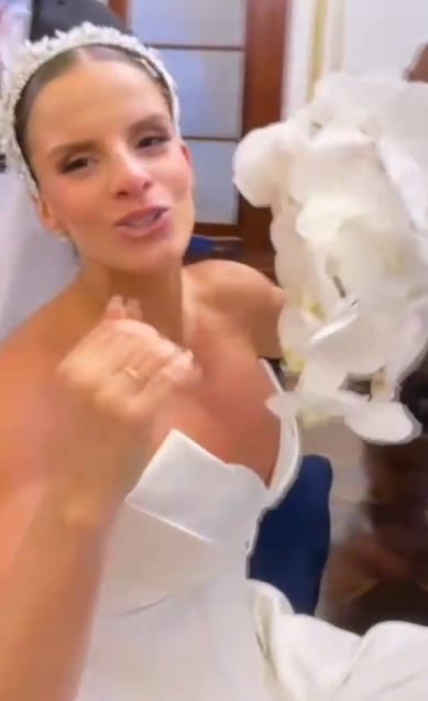 Alejandra Baigorria presume su anillo de matrimonio.