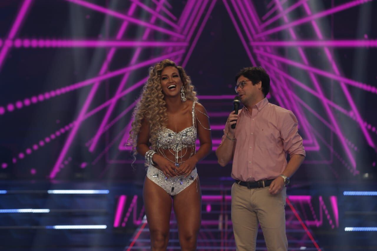 Angie Arizaga decidió dejarse los rulos y así se presentó en EEG