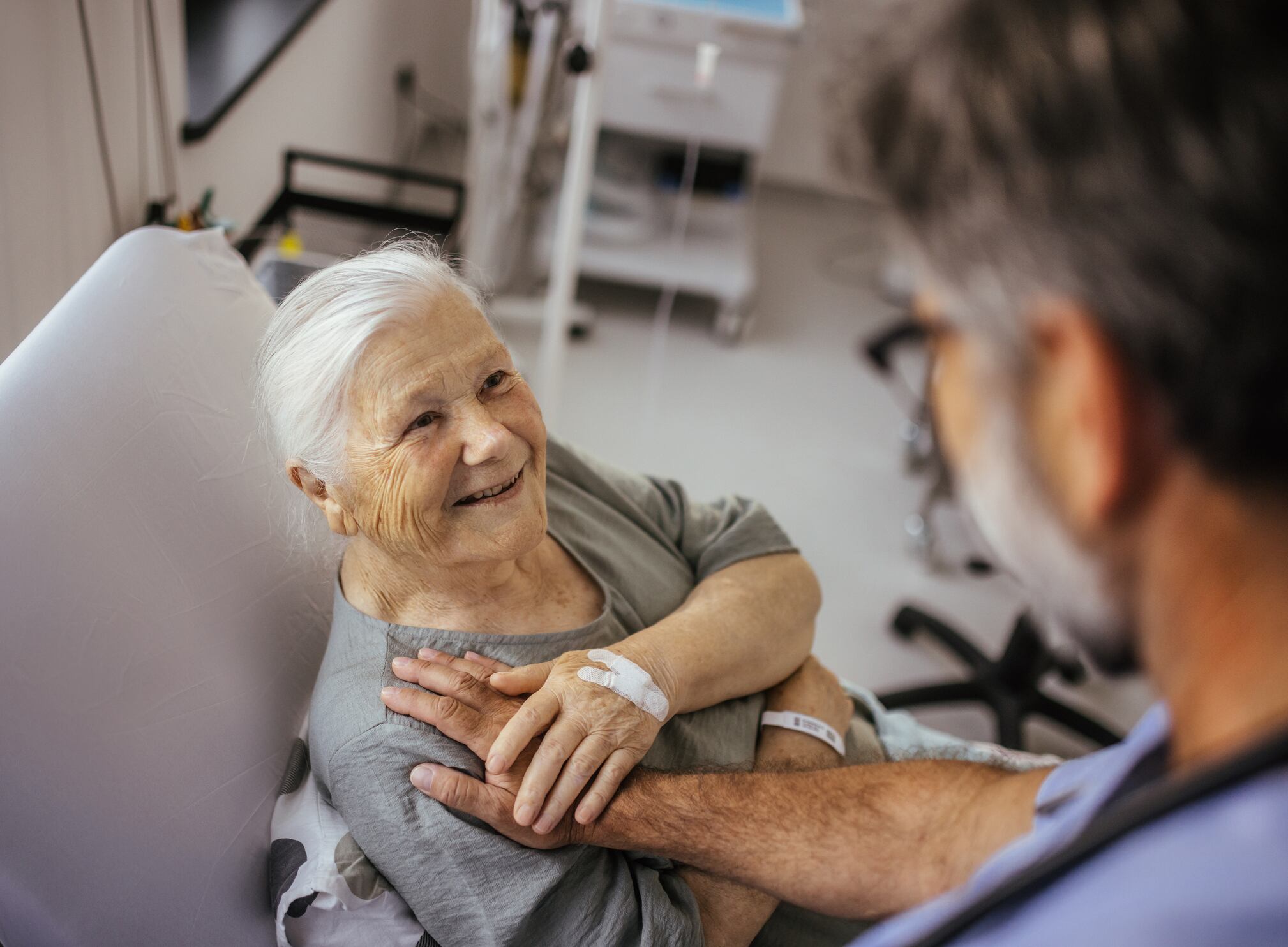 Adulto mayor en una casa de reposo. Foto: Istock