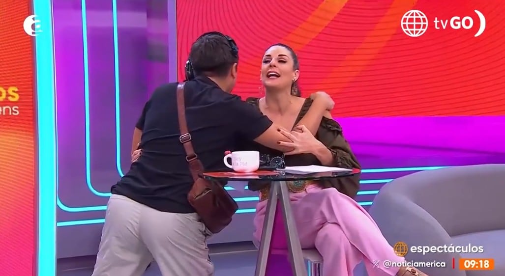 Rebeca felicita a su productor por su cumpleaños.