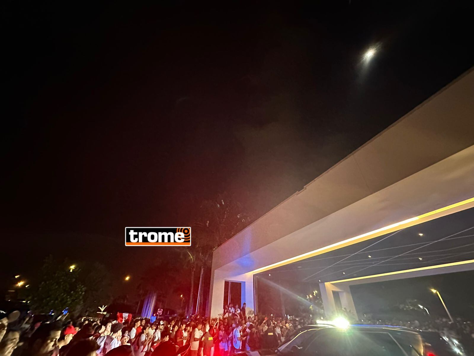 Debido al desorden no se llevó a cabo el banderazo de la selección peruana. (@gec)