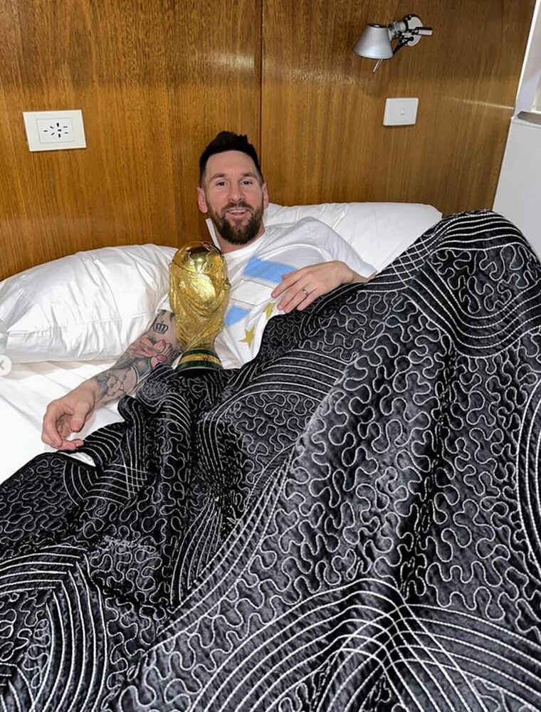 Messi no recibió la felicitación de Piqué por obtener la Copa del Mundo (Foto: AFP)