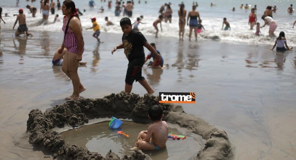 Domingo en playa. Niños disfrutaron en la arena. (Foto: Julio Reaño / Trome)
