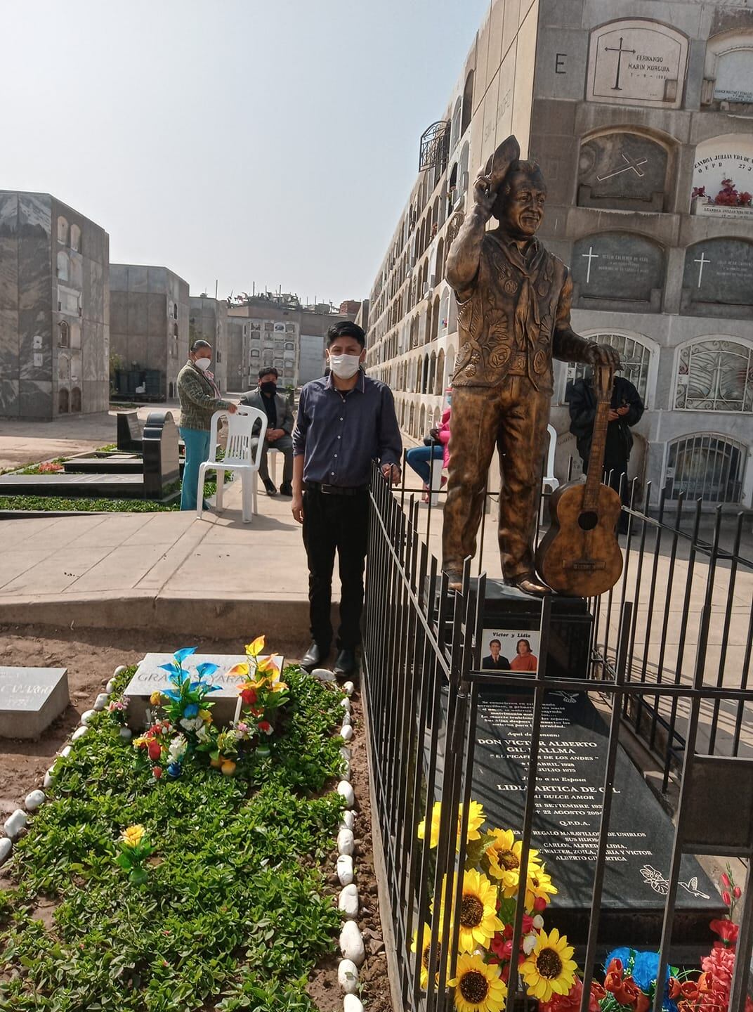 Joel visitando la tumba de su padre y de El Picaflor de los Andes. Foto: Facebook.