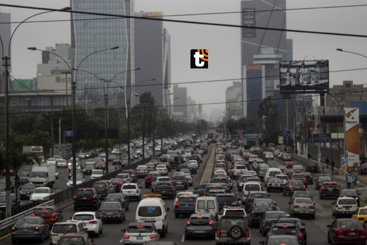 Viajes que deberían durar quince o veinte minutos tardan una hora o más debido al caos vehicular.
